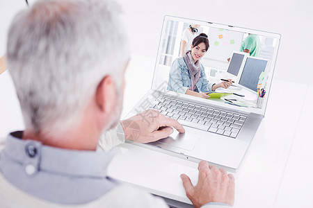 办公台膝上型电脑使用灰色头发男子的闭合后部视图复合图像图片