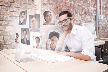 在服务台使用计算机的商务人士综合图像图象快乐砖墙男性商务键盘微笑衬衫女性女士人士图片