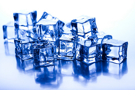 冰 寒冷和新鲜概念的立方体正方形水晶冻结玻璃反射蓝色团体季节冰镇液体图片