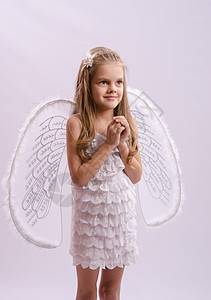穿天使服装的女孩的肖像图片