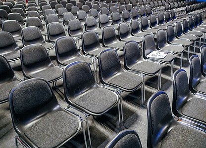 会议室内许多空座椅礼堂座位联邦推介会论坛椅子学校技术讨论人群图片