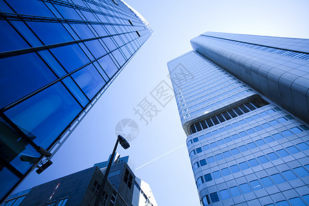 办公大楼 亮度多彩的音调概念建造建筑学办公室窗户技术玻璃房地产市中心反射蓝色图片
