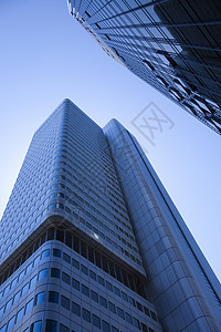 蓝天背景的办公楼建房建造市中心玻璃蓝色建筑摩天大楼商业金融办公室景观图片