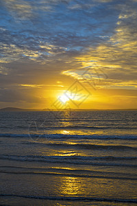 来自 beal 海滩的黄黄日落光图片
