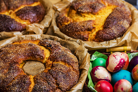传统的复活节面包 加鸡蛋的蛋糕图片