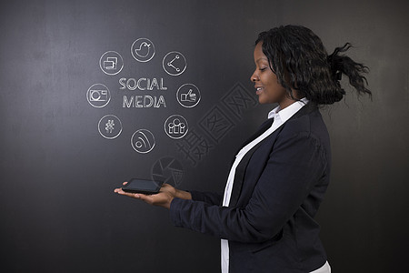 持有平板电脑社交媒体的南非或非裔美国女教师或学生工作电子邮件思维成功人士战略黑板商业商务思考图片