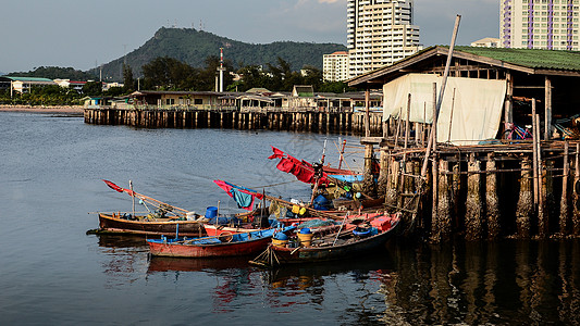 渔船停泊在海边房子的渔船图片