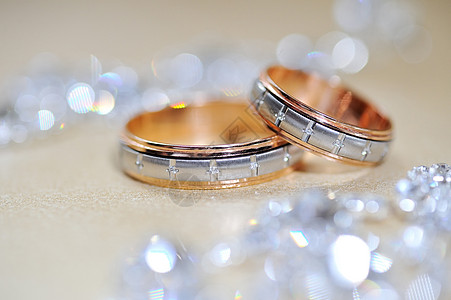 餐桌上的金结婚戒指图片
