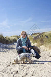 荷兰祖特兰德Zoutelande小路多云栅栏天空青少年动物闲暇海岸老年地平线图片