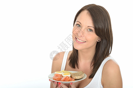 健康快乐的年轻女性持有挪威式蓝板餐桌单反黑发数码烟熏白色盘子影像小吃食物成人图片