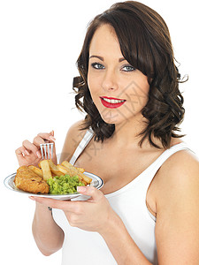 食鱼和薯片的年轻妇女女士薯条成人造型食物喜悦午餐女孩冒充白色图片