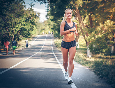 夏天在公园慢跑的年轻女子火车肌肉娱乐女士慢跑者练习运动身体女性成人图片
