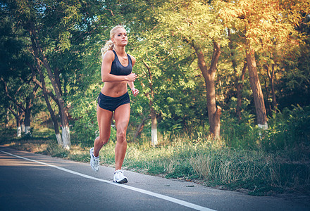 夏天在公园慢跑的年轻女子肌肉女士耐力跑步女性成人活力闲暇自由运动图片