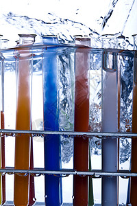 水中的实验室玻璃器 明亮的现代化学概念科学试管器皿医疗玻璃仪器生物药店瓶子生物学图片