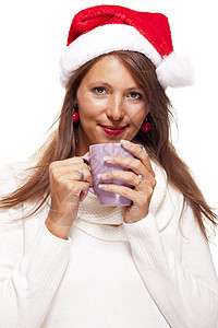 穿着圣诞老人帽子的冷酷年轻女人 喝着咖啡茶女士杯子节日季节黑发假期庆典微笑巧克力饮料图片