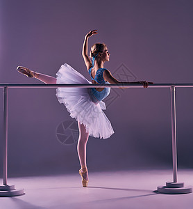 经典芭蕾舞女演员在芭蕾舞吧台摆姿势工作室足尖短裙平衡舞蹈家戏服女孩职业女性裙子图片