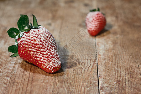 草莓加糖图片