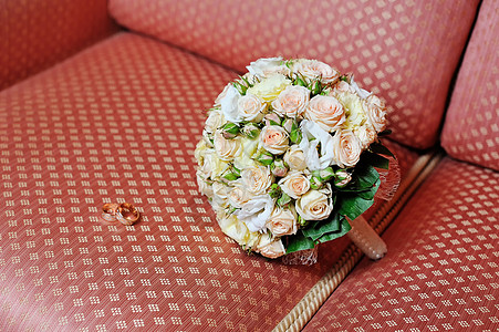 结婚戒指和沙发花束的对等婚戒传统已婚婚姻订婚新娘浪漫蜜月玫瑰宝石仪式图片