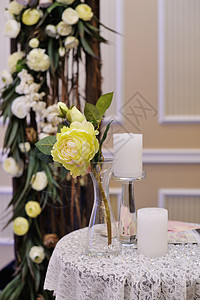 婚礼桌上的美丽白玫瑰图片