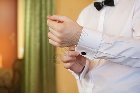 男子穿白衬衫和袖扣服装人士男人马夫手臂绅士商业男性经理未婚图片