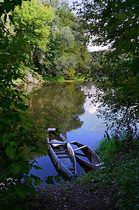 两艘老木船池塘木头森林季节蓝色环境地平线叶子支撑镜子图片