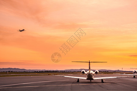 日落时空飞机日出天空游客跑道旅行涡轮航空公司土地客机航程图片