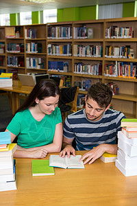 学生们一起在图书馆求学女性书架男人同学们教科书修订学生大学校园高等教育背景图片