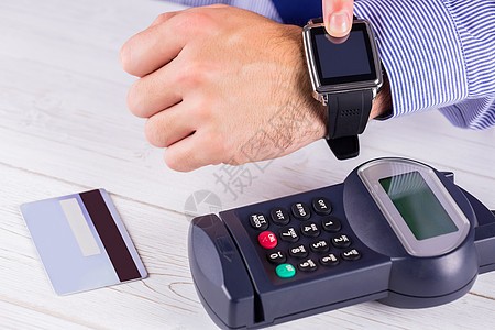 使用智能手表表示工资的人汇款电子商务移动电子芯片交换电脑购物信用卡射频图片