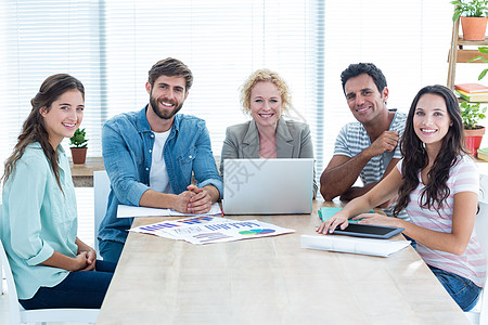 线上会议办公室使用笔记本电脑的同事女性工作室职场药片滚动微笑工作平板合作职业背景