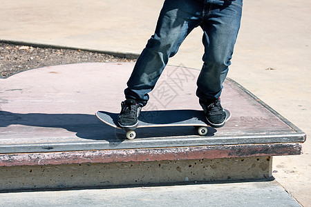 滑板机脚贴近文化娱乐甲板溜冰者牛仔裤坡道诡计青少年鞋带行动图片