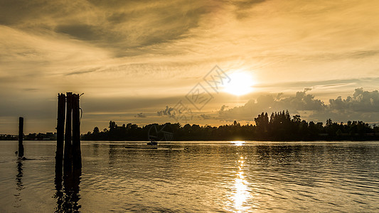 日落在弗雷泽河上阳光日出漂浮溪流黄色场景海浪季节谷泉支撑图片