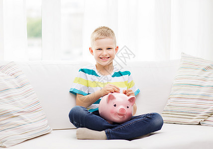 带着小猪银行和钱 笑着笑着的小男孩财富孩子童年房间小学生货币现金数数储蓄收集图片