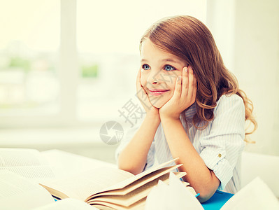 在校学生女生笔记本写作女孩家庭作业学习孩子童年学校桌子幼儿园瞳孔学者图片