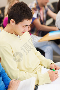 一群带着笔记本微笑的学生测试女性快乐男孩们学校朋友们青少年大厅班级男人图片