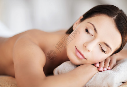 美丽的女子 在温泉中闭着眼女性身体中心皮肤芳香按摩女士沙龙呵护美容图片