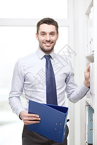 英俊的商务人士在办公室取文件夹幸福经理工作金融架子审计数据商业老板会计图片