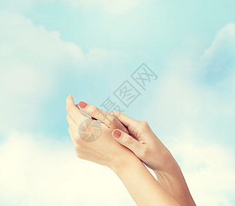 女性柔软皮肤手蓝色指甲化妆品奶油洗剂温泉抛光呵护指甲油美甲图片