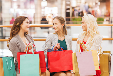 在商场装袋购物袋的快乐青年妇女青少年顾客购物狂中心奢华团体朋友们消费者女孩们买家图片