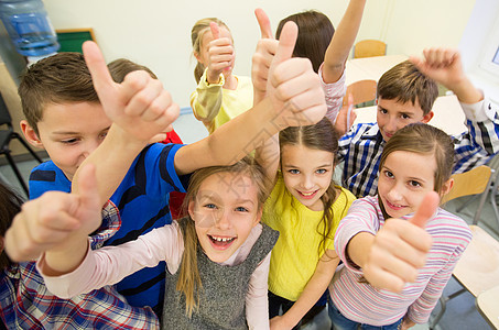 一群学生举起大拇指小学生生活青春期男孩们班级同学团体童年瞳孔学习图片