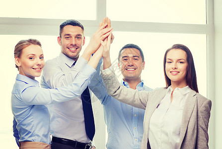 快乐的生意团队 在办公室击掌进步成就成功商务幸福合作人士男人女性公司图片