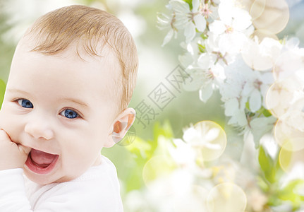 快乐的男孩或女孩生活男婴童年婴儿期婴儿皮肤手指孩子微笑女婴树高清图片素材