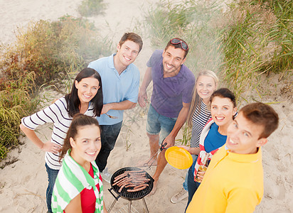 一群在沙滩野餐的朋友女孩们派对烹饪友谊假期女朋友海岸乐趣炙烤幸福图片
