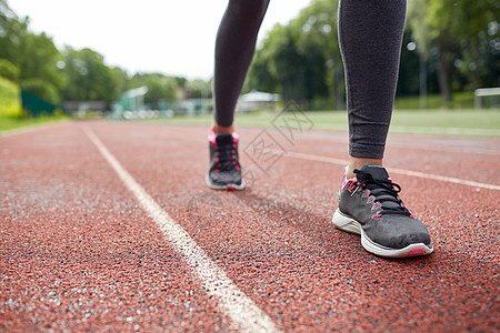 从后面在轨道上奔跑的女人脚的特写运动员福利短跑赛马场运动鞋训练减肥跑步身体火车图片