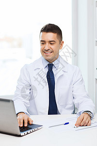 男医生在医疗办公室用膝上型笔记本电脑职业外套帮助医师专家医疗保险男性办公室微笑心脏病图片