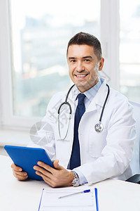 穿着白大衣和平板电脑Pc牌照的男医生医院桌子工作医疗保险外套药品儿科技术职业帮助图片