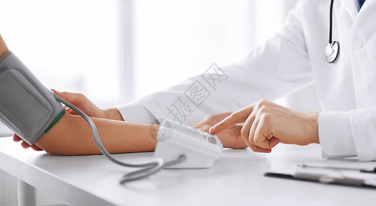 测量血压的医生和病人人数高血压救护车职员保健男人内阁儿科有氧运动脉冲访问图片