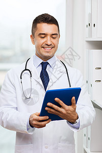 穿着白大衣和平板电脑Pc牌照的男医生男人职业帮助药品医院情况从业者专家微笑援助图片