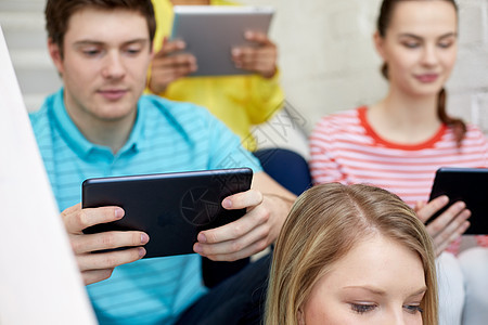 学校中使用平板电脑的学生的近距离朋友们男人技术女士女孩男生社会工具大学同学图片