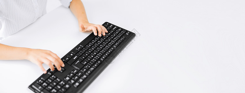 女学生手在键盘上打字电子产品知识手指网络课堂学校玩家学生学习互联网图片