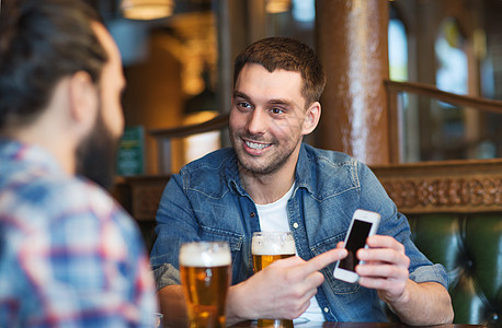 拥有智能手机的男男性朋友在酒吧喝啤酒队友闲暇团体朋友们男人会议胡须快乐伙计们工具图片